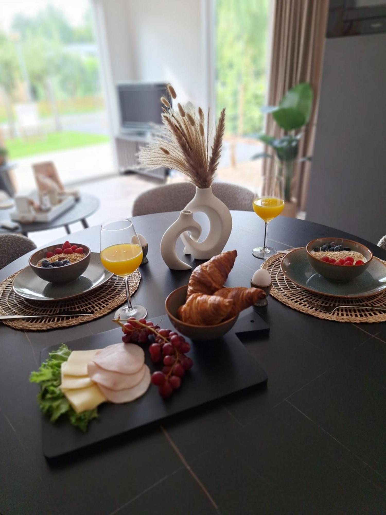 'relax Sea' - Wellness In Zeeland - Private Sauna - Airco - Garden - Outdoor Swimming Pool - Free Wifi, Towels & Bed Linen * Heinkenszand